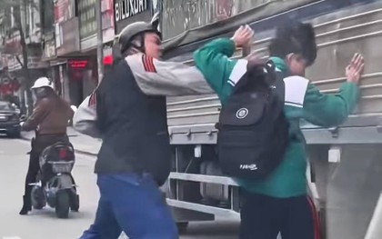 Nam sinh bị người đàn ông đấm liên tiếp vào đầu sau va chạm giao thông