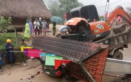 Xe tải chở xe múc tông sập cổng chào làm 2 người tử vong