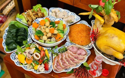 Vì sao mâm cỗ Tết không thể thiếu gà luộc nguyên con?
