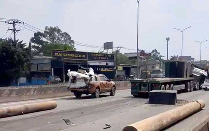 Thùng sắt rơi đè bẹp xe đầu kéo trên quốc lộ ở Đồng Nai