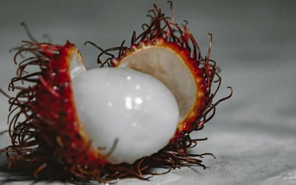 Cậu bé 5 tuổi tử vong thương tâm sau khi ăn quả chôm chôm