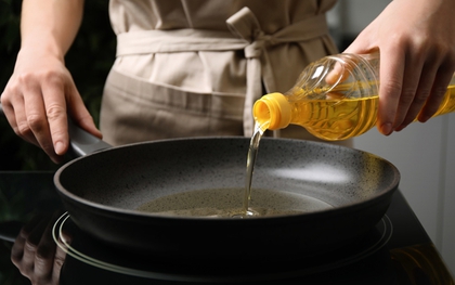 Tổ chức Y tế Thế giới cảnh báo: BỎ NGAY loại dầu ăn này khỏi bếp vì nguy cơ gây ngộ độc mạn tính và kháng insulin