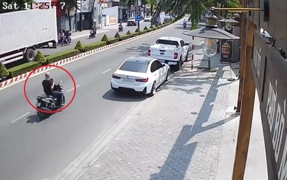 Clip: Người đàn ông chạy xe máy đập gương chiếu hậu ô tô trên phố