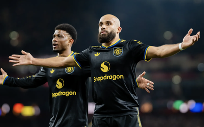 Arsenal thua sốc Man United sân nhà, Ngoại hạng Anh sôi sục