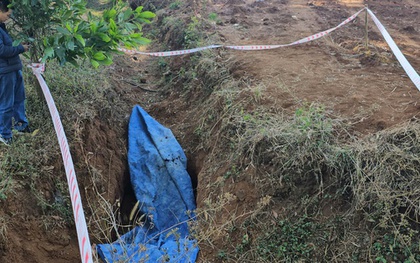 Truy tìm manh mối từ hố đất nghi các đối tượng cướp ngân hàng chôn giấu xe máy