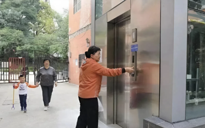 Tôi ở tầng 1, vì sao vẫn phải nộp phí thang máy? Các chuyên gia chỉ ra: "Thật ra cư dân tầng 1 vẫn hưởng lợi gián tiếp."