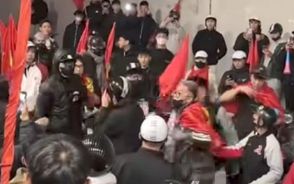 Phẫn nộ vụ gây rối khi "đi bão" ở hầm Kim Liên: Nhóm thanh thiếu niên bàn nhau xô đẩy để "sàm sỡ" các cô gái trẻ đi qua