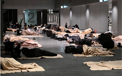 Cảnh tượng không tưởng ở sân bay Nhật Bản giữa đợt tuyết lớn kỷ lục