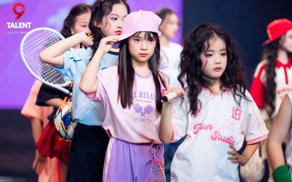 Dàn mẫu nhí “đổ bộ” sàn diễn Iconic Awards: Chiho biến runway thành sân chơi phong cách cực chất
