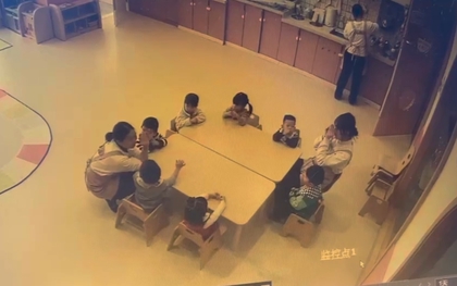 Camera lớp mầm non vô tình bắt trọn một khoảnh khắc không ai ngờ tới