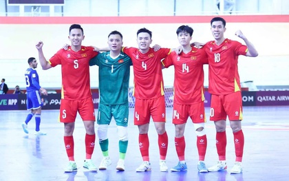 Giải châu Á: Lội ngược dòng trong "mưa bàn thắng", tuyển Việt Nam đua tranh ngôi đầu với Thái Lan