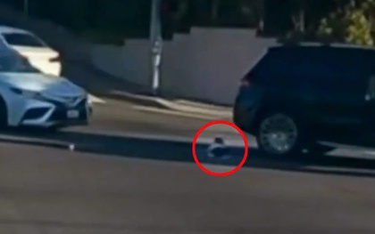 Khoảnh khắc kinh hoàng: Bé gái 19 tháng tuổi bị văng ra khỏi ô tô đang chạy trên đường