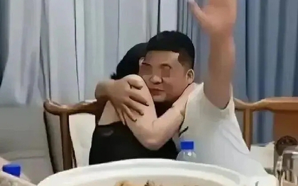 Xôn xao cảnh bạn học cũ đã có gia đình ôm hôn nhau trong buổi họp lớp cuối năm: Sự thật là gì?