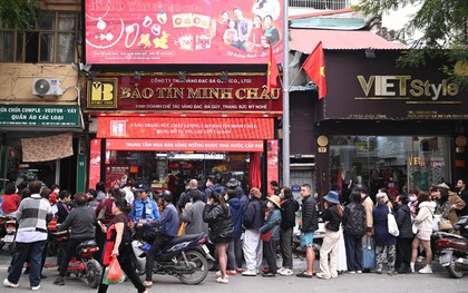 Cảnh tượng khó tin trên phố Trần Nhân Tông: Vì sao người dân Hà Nội kiên nhẫn xếp hàng dài suốt nhiều giờ đồng hồ?