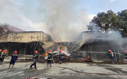 Cháy dữ dội khu phố ở Bắc Ninh, 6 cửa hàng bán vàng mã bị thiêu rụi