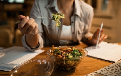 Thói quen ăn muộn tác động ra sao đến sức khỏe?