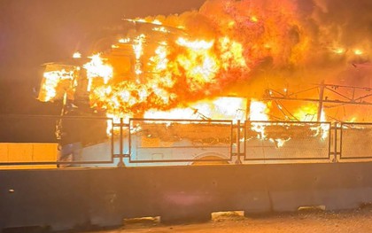 Một thi thể trong xe khách cháy trơ khung trên cao tốc ở Nghệ An