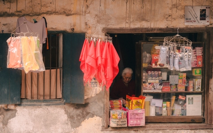 Điểm check-in lạ giữa Hà Nội: Quán tạp hóa cũ gợi cả bầu trời tuổi thơ, thái độ của bà chủ quán khi nhiều người tìm đến chụp ảnh
