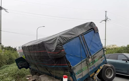 Hà Nội: 4 ô tô va chạm trên tỉnh lộ, 3 xe hư hỏng nặng