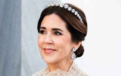 Vương hậu Mary khởi đầu 2026: Diện lại vương miện chế từ thắt lưng cổ, thần thái tuổi 53 khiến ai cũng phải xuýt xoa