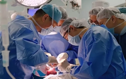 Lá gan của mẹ và phép màu hồi sinh bé gái chưa đầy 1 tuổi, nặng 5,3 kg