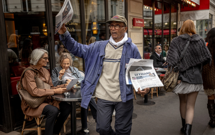 Tổng thống Pháp trao huân chương cao quý nhất cho người bán báo in dạo