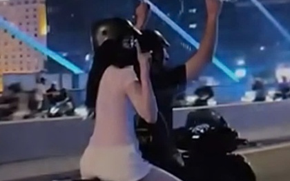 Đôi nam nữ chạy SH chỉ 2 tay lên trời trên cầu Ba Son