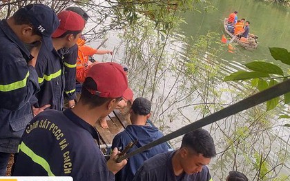 Đà Nẵng: Lật thuyền đang chở 7 người trên sông Nước Xa