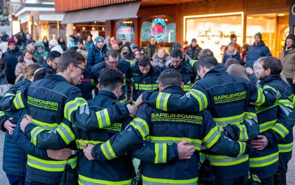 Thuỵ Sĩ bao trùm trong tang thương: Đội cứu hỏa cùng bật khóc khi tưởng niệm các nạn nhân mình không thể cứu sống
