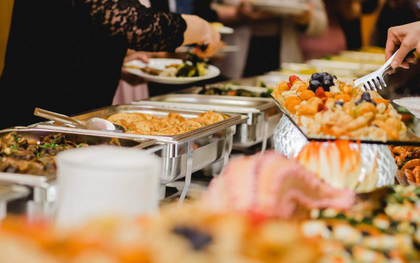 Phát hiện nhóm khách 7 người đi ăn buffet cao cấp hết 300 con cua và cá hồi, 50 hộp sầu riêng, 80 bát chè: "Còn chưa no lắm"