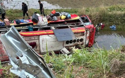 Vụ lật xe khách khiến 11 người bị thương: Tài xế buồn ngủ