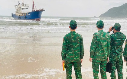 Nhiều bất thường trên "tàu ma" bị mắc cạn ở Quảng Ngãi
