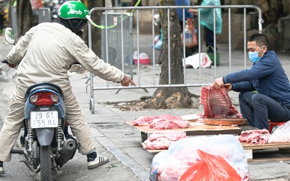 Chợ cóc ngang nhiên chiếm vỉa hè, bủa vây nhiều tuyến phố Hà Nội