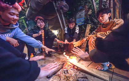 Hà Nội rét kỷ lục đầu mùa: Người lao động co ro bên bếp lửa suốt đêm