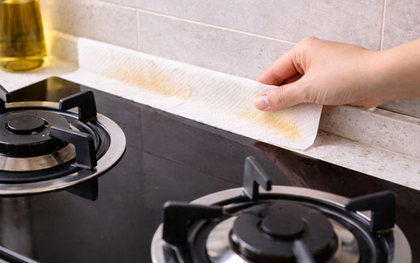 Học mẹ tôi: Đặt khăn giấy vào đúng vị trí này trong bếp - dầu mỡ giảm hẳn, bếp sạch gấp 5 lần