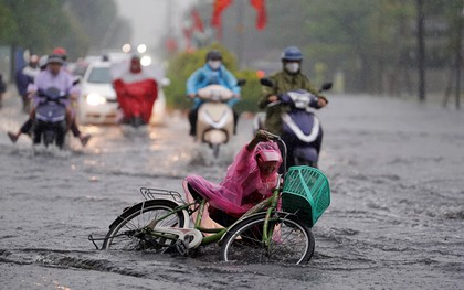 Mưa dông trái mùa, nhiều tuyến đường ở TP.HCM ngập sâu