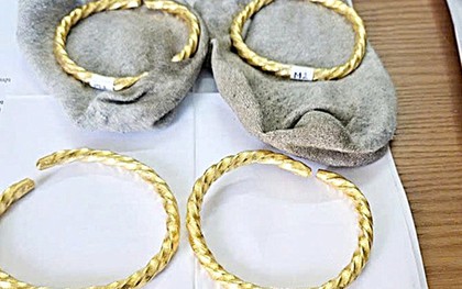 Nhét vàng vào tất, áo khoác để qua cửa khẩu, người phụ nữ sa lưới