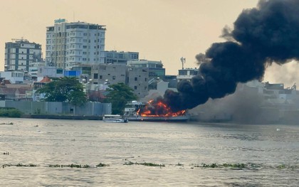 Du thuyền trên sông Sài Gòn bốc cháy, khói bốc cao hàng chục mét
