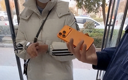 Mua iPhone 17 Pro Max giá 10 triệu, người phụ nữ tố chủ cửa hàng gian lận: Bàn tay của anh là bằng chứng