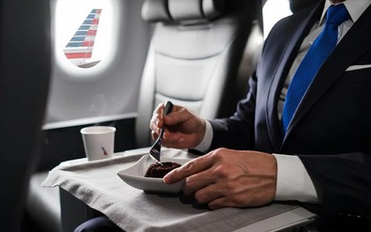 Bữa ăn cao cấp trên máy bay bị chê như 'thịt in 3D', hãng phải xin lỗi