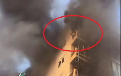 Khoảnh khắc chủ nhà nhảy xuống từ tầng 6 thoát thân trong vụ cháy nhà 7 tầng ở Hà Nội