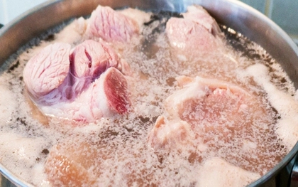 Luộc thịt nên thả nước lạnh hay đợi nước sôi? Chuyên gia giải đáp 1 câu khiến nhiều người lập tức thay đổi suy nghĩ