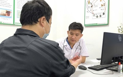 'Sởn da gà' nhìn sán dây dài gần mét trong đại tràng người đàn ông mê ăn đồ tái