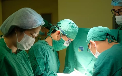 Nam công nhân suýt lìa đầu vì bị cửa thang máy kẹp cổ