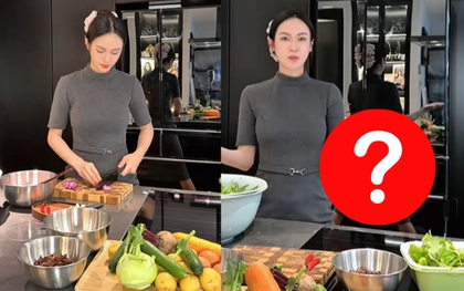 Vũ Thúy Quỳnh đứng nấu ăn nhưng thứ phản chiếu qua tủ lạnh nó... kỳ ghê!