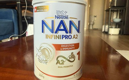 Mẹ trẻ run tay khi phát hiện con đã uống hết hộp sữa trong danh sách thu hồi