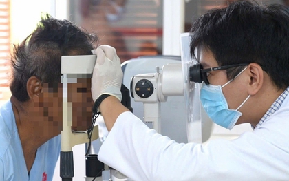 Mảnh vỡ lưỡi cưa máy găm trực diện vào mắt người đàn ông