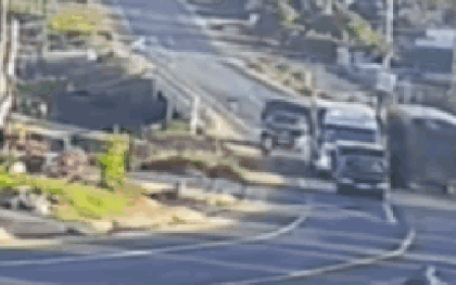 CLIP: Thời khắc 2 vợ chồng đi xe máy bị xe tải tông tử vong thương tâm