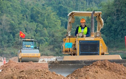 Tập đoàn xây dựng nổi tiếng Việt Nam chi hàng trăm triệu thưởng cho công nhân lái xe ben, vận hành máy ủi… xuất sắc, tổ chức "tranh tài" tại dự án 11.808 tỷ đồng