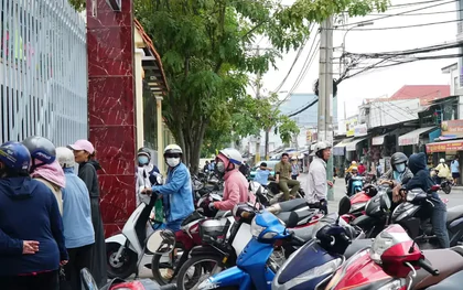 Công an TPHCM nói gì khi học sinh phải đi dưới lòng đường vì vỉa hè bị lấn chiếm?